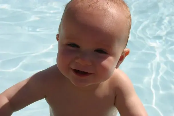 Główne zdjęcie - Dlaczego warto chodzić z niemowlęciem na basen