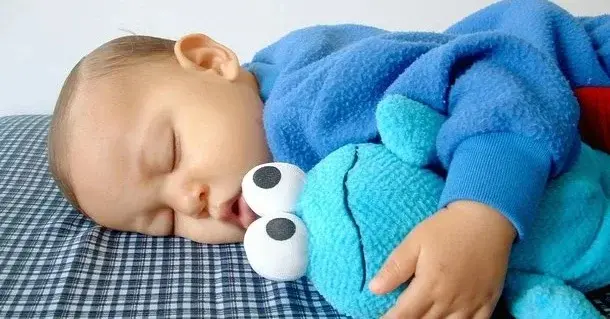 7 rad w jaki sposób bezpiecznie układać niemowlę do snu
