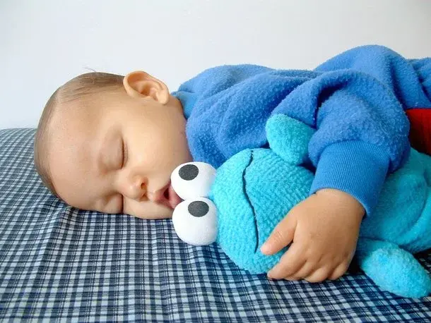 Główne zdjęcie - 7 rad w jaki sposób bezpiecznie układać niemowlę do snu