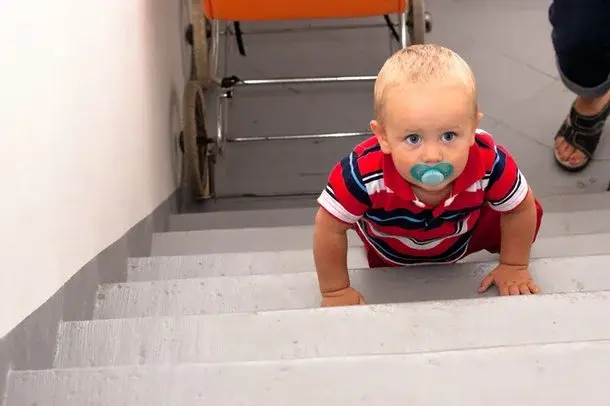 Jak zabezpieczyć mieszkanie gdy dziecko zaczyna chodzić?