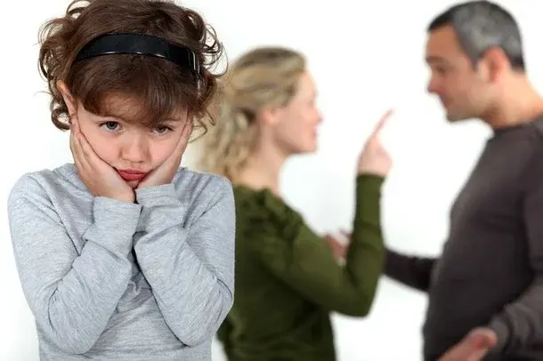 Jak pomóc dziecku, którego rodzice się rozwodzą?