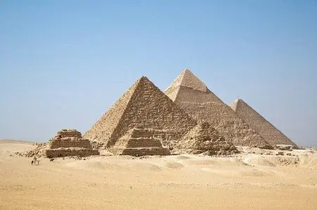 Piramidy w Gizie fot. Ricardo Liberato