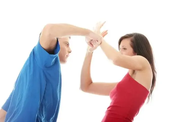 Dlaczego mężczyzna bije?