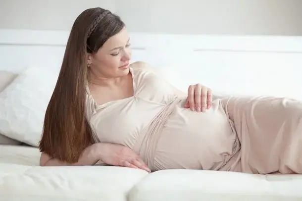 Czy ból brzucha w czasie ciąży jest normalny czy powinnam się martwić?
