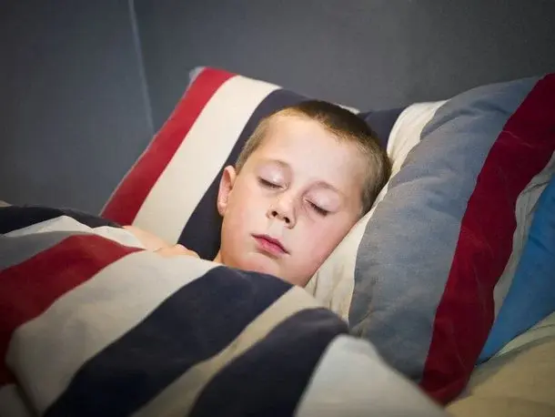 Jak nauczyć malucha spać we własnym pokoju?