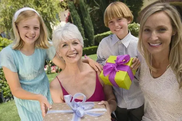 6 pomysłów na prezent na dzień babci