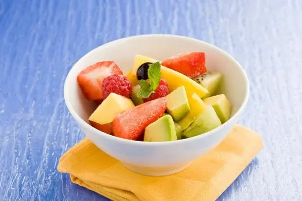 Główne zdjęcie - 10 sposobów na sałatkę owocową