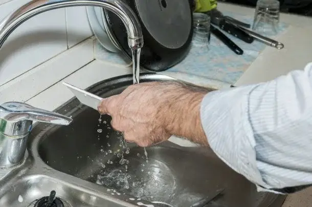 Mężczyzna pomaga w domu