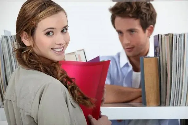 Kobieta kokietuje mężczyzne