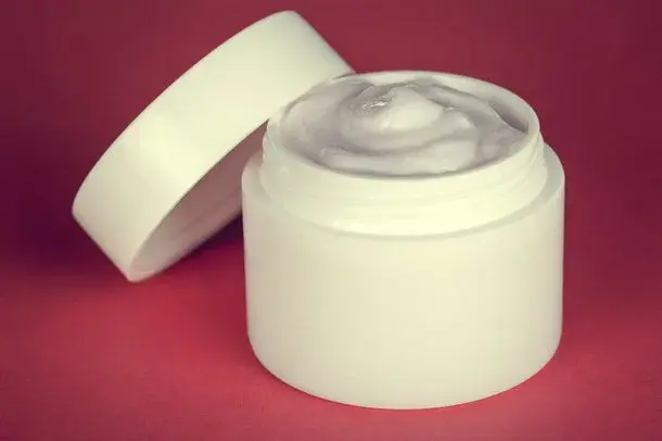 Główne zdjęcie - 7 przepisów na domowe kosmetyki z jogurtu