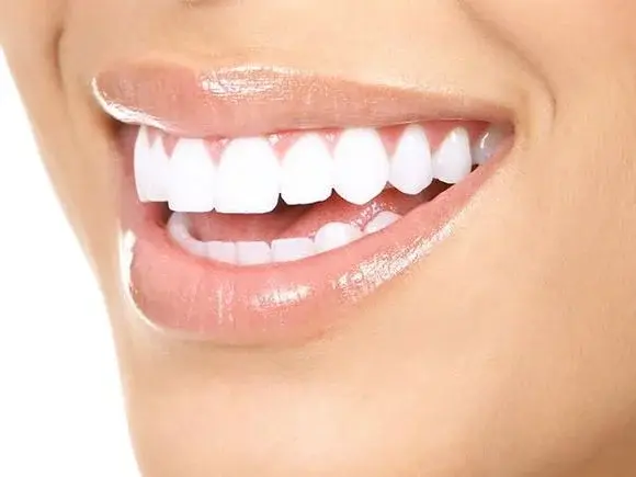 6 domowych naturalnych sposobów na wybielanie zębów