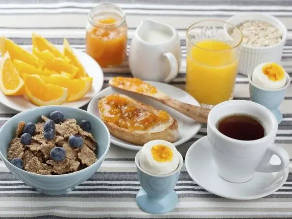 Główne zdjęcie - 4 świetne przepisy na pożywne śniadanie