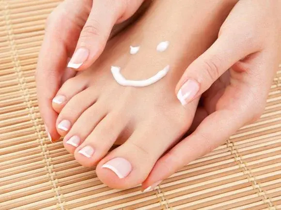 Podpowiadamy jak skutecznie zadbać o stopy zimą