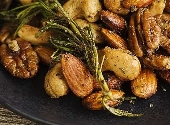 Dlaczego warto jeść orzechy?