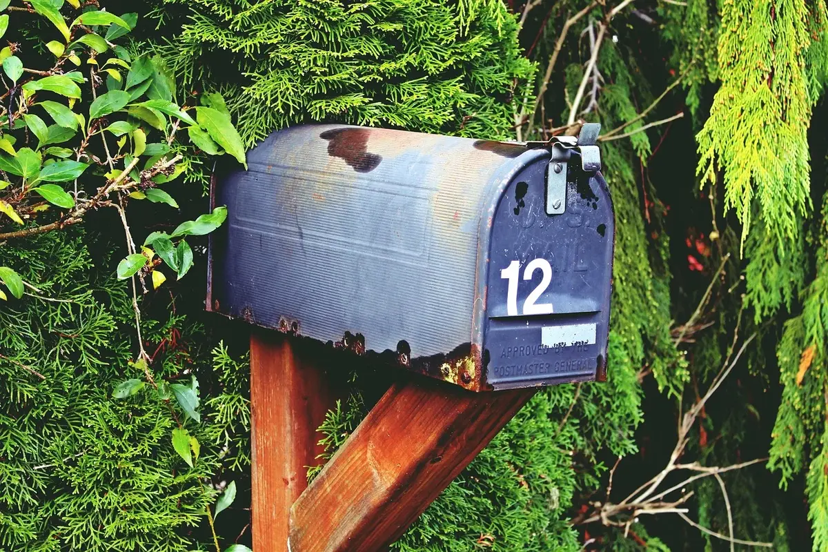 Jak odebrać przesyłkę pocztową za innego adresata?