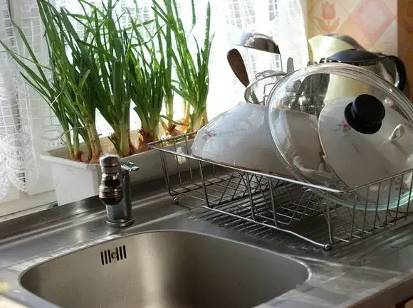 Jak skutecznie wyczyścić zlewozmywak?