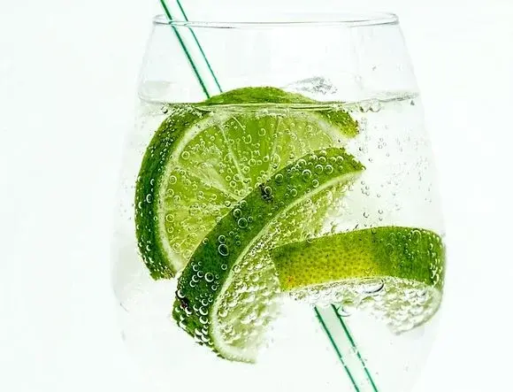 Po jakie napoje sięgać podczas upalnych dni?