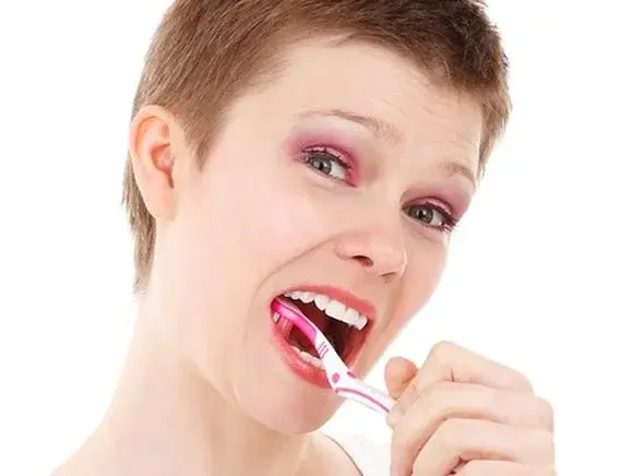 4 sposoby na krwawiące dziąsła