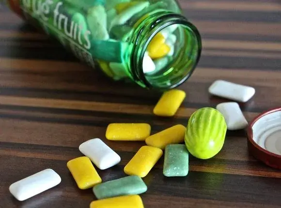 Co się stanie, gdy połkniesz gumę do żucia?