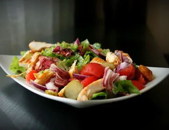 3 przepisy na sałatkę z kurczakiem