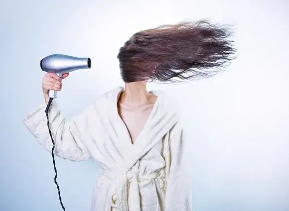 Jak poradzić sobie z szybko przetłuszczającymi się włosami?