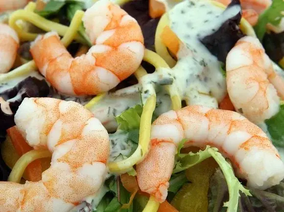 3 pomysły na dietetyczne i pożywne sałatki