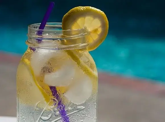 Niesamowite właściwości wynikające z regularnego picia wody z cytryną