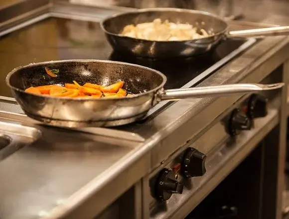 Jak wyczyścić spalony garnek i patelnię?