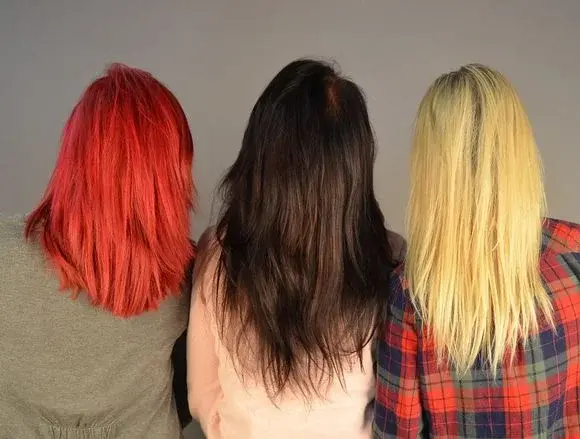 Zrób to sama! Jak odświeżyć kolor na włosach bez pomocy fryzjera?