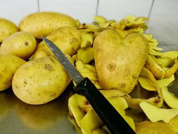 Przepis na ziemniaki z pikantnym farszem