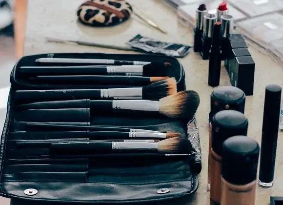 Jak samodzielnie wykonać długotrwały make-up?