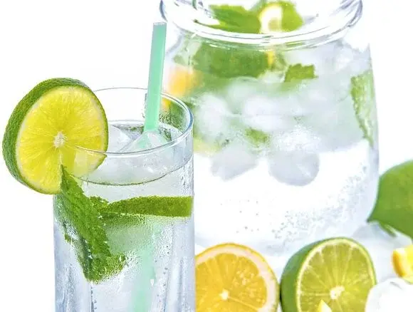 3 pomysły na zdrowe napoje chłodząco-orzeźwiające