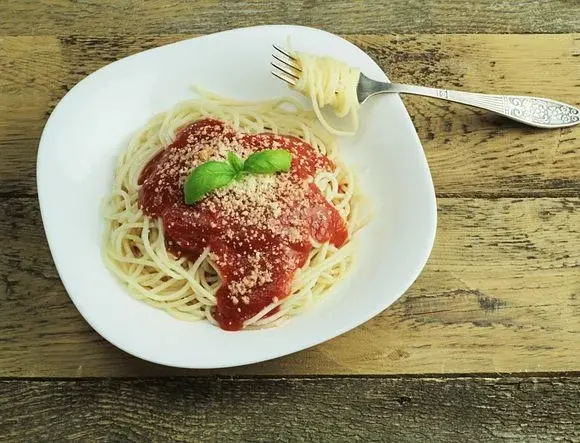 Przepis na domowy sos do spaghetti, który przechowasz w słoikach przez całą zimę