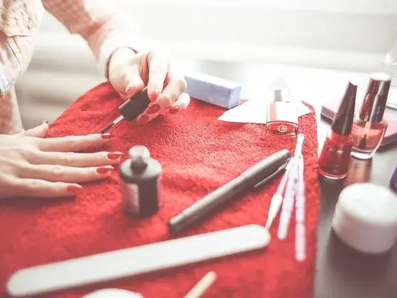 7 pomysłowych zastosowań zmywacza do paznokci