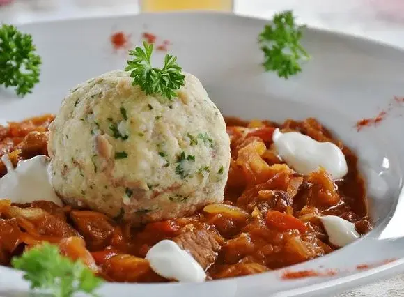 Przepis na pyszny gulasz z kurczaka po węgiersku