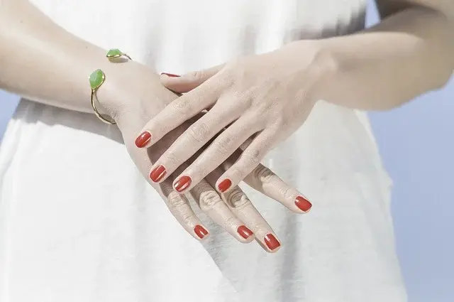Jak dbać o paznokcie z manicure hybrydowym?