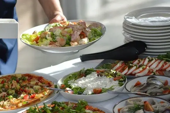 3 pomysły na bardzo pyszne i proste sałatki