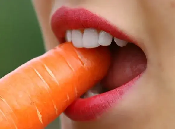 4 domowe sposoby na odzyskanie śnieżnobiałego uśmiechu