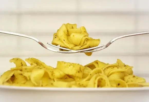 2 przepisy na pyszne i proste dania z makaronu