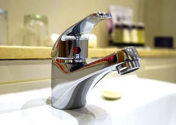 Najlepsze sposoby na wyczyszczenie osadu z kamienia