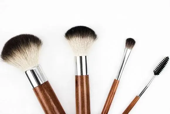 Jak wykonać trwały makijaż?