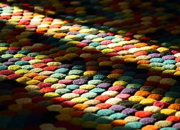 Jak usunąć trudne plamy z dywanów?