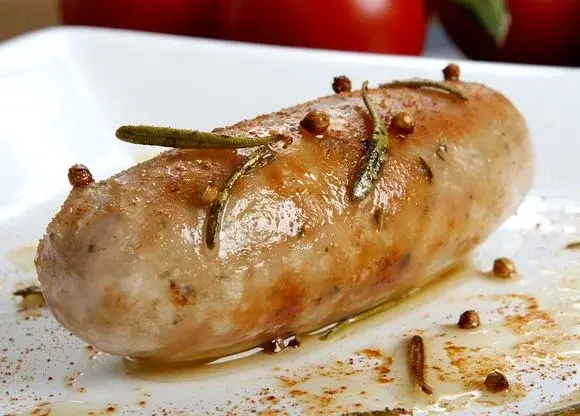 Wielkanocny przepis na zapiekaną białą kiełbaskę po wiejsku