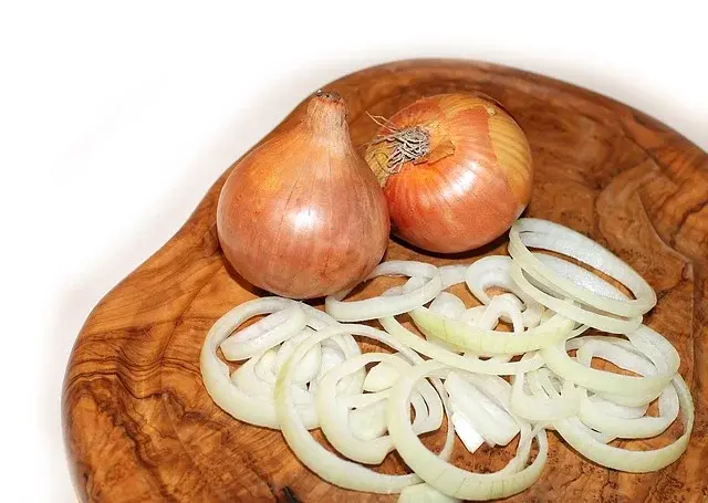 Co zrobić, żeby podczas krojenia cebuli nie płakać? Jest na to sposób!