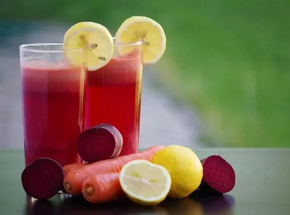 Zdrowe i orzeźwiające napoje na lato