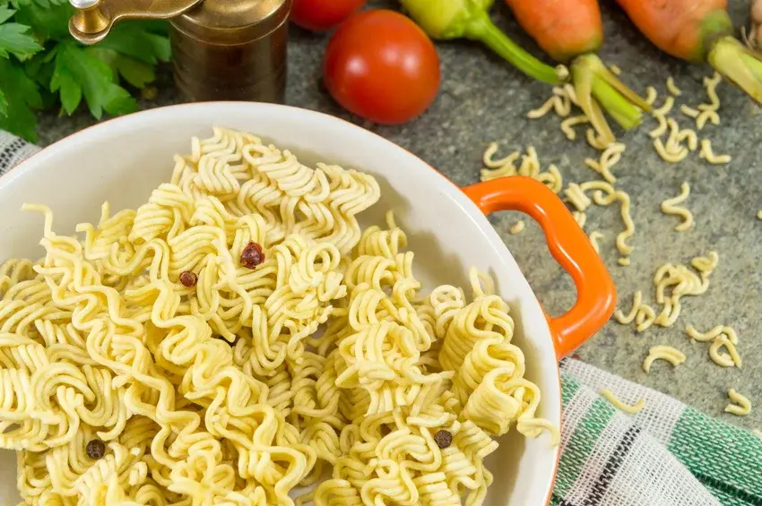 Przepis na prostą i pyszną sałatkę z makaronu z zupek chińskich