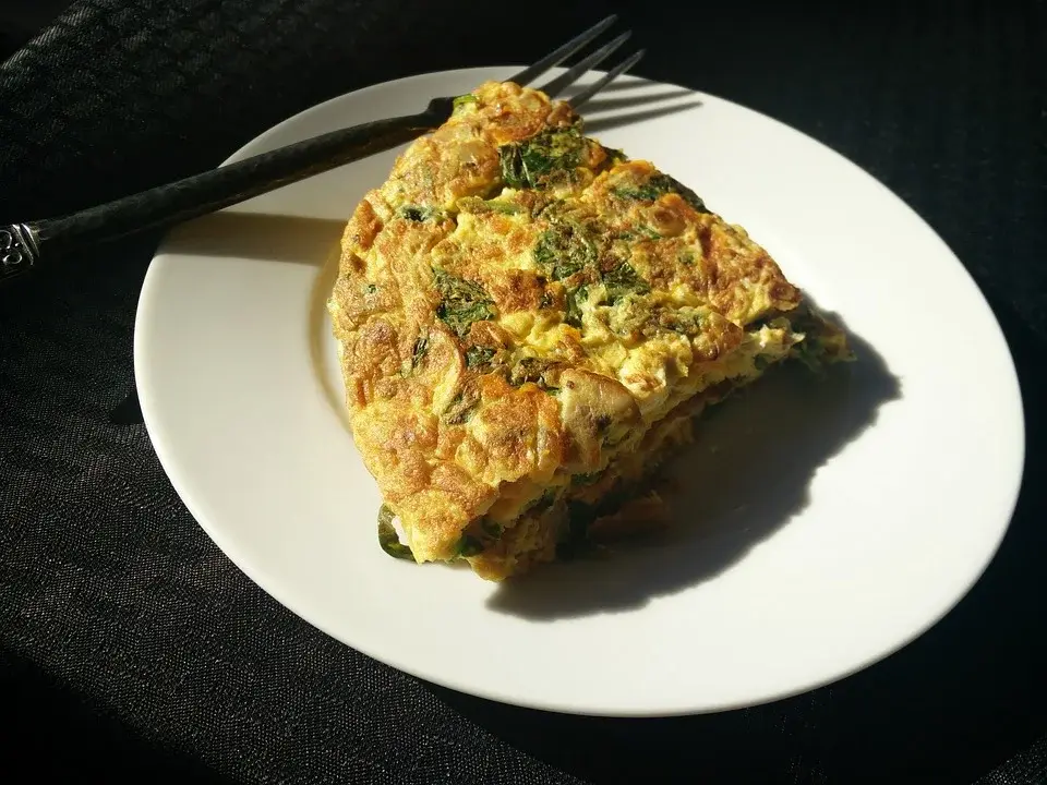 Przepis na zdrowe śniadanie z jajek, szpinaku i czosnku
