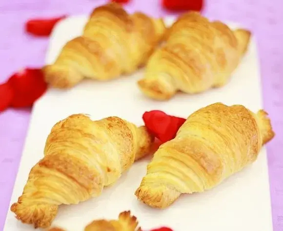 Przepis na francuskie rogaliki z jagodami
