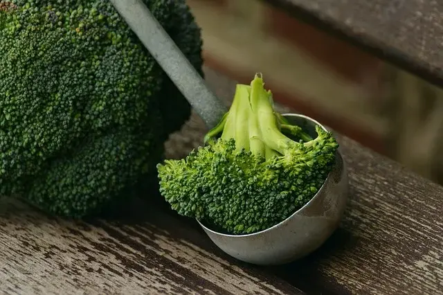 Jak długo gotować na parze brokuły?