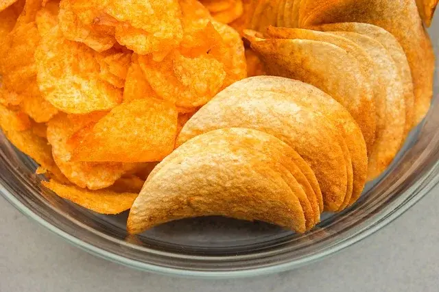 Ile kalorii ma paczka chipsów?